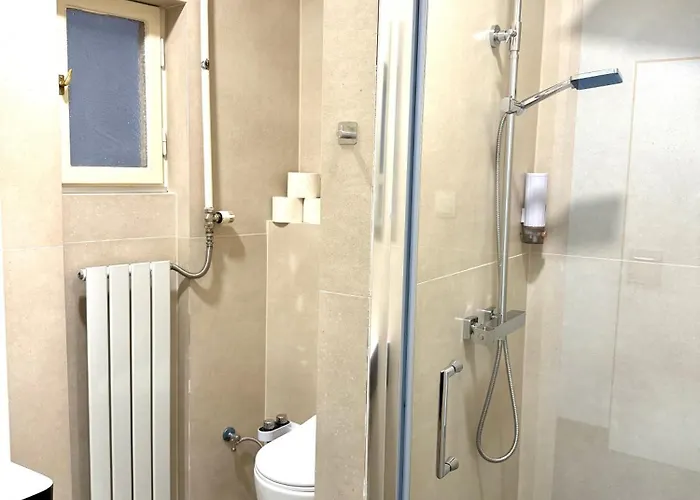 Modern 3 Bd Next To Centre 75 Sq M Apartment *